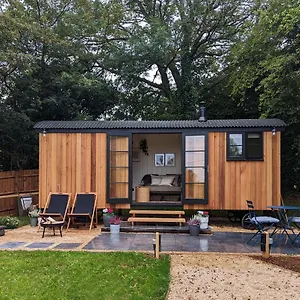 Luxury Shepherd's Hut In Private Orchard W/hot-tub Holiday home