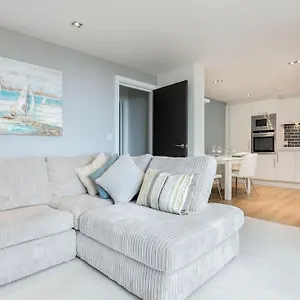 Stunning 2 Bed Apartment, Fabulous Sea View & 2 Minutes To Beach With Parking Apartment