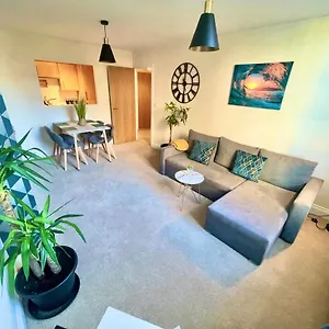 A Stylish Retreat - Super King Bed - Heart Of Town Centre - 5 Mins Stroll To Apartment